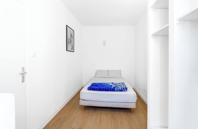 Attractive 2-room apartment, renovated, near St Charles station