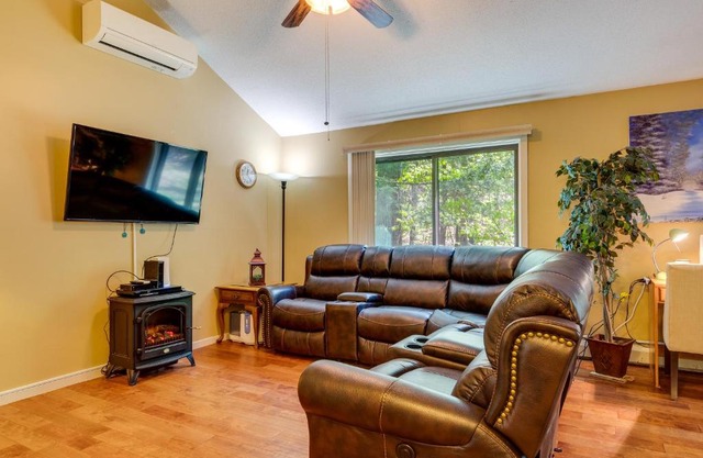 Bartlett Townhome with Balcony 1 Mi to Ski Resort!