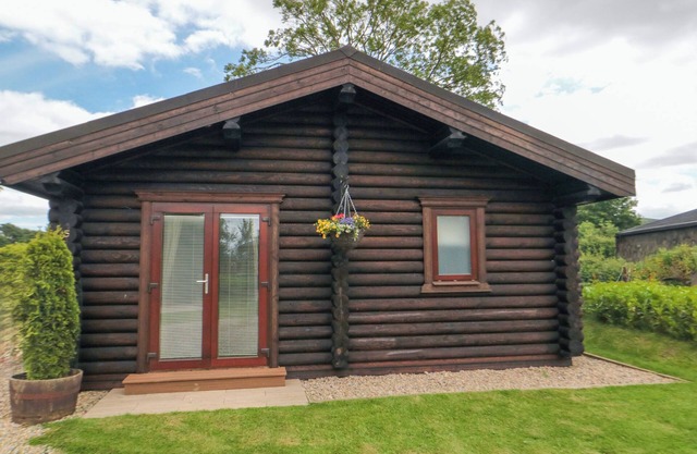 BAYSDALE LODGE 5, family friendly, with hot tub in Stokesley