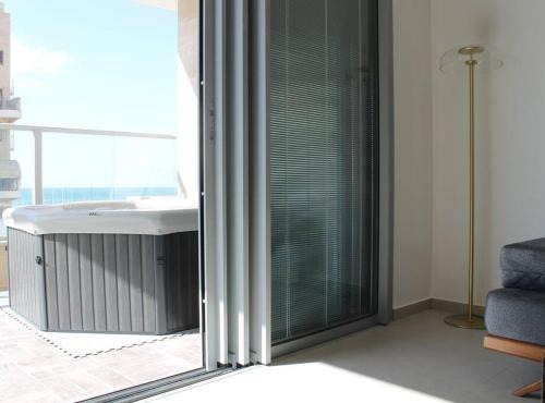 Beach Suite Israel- Private Jacuzzi, Sea View, Marina Front, 3 Bedrooms ביץ סוייט ישראל- ג'קוזי פרטי עם נוף על המרינה 3 חדרי שינה