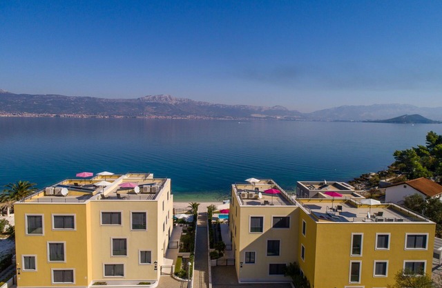 Beachfront Apartment Lemonade with Pool III