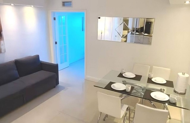 BEACHFRONT CONDO-HOTEL one bedroom + free parking