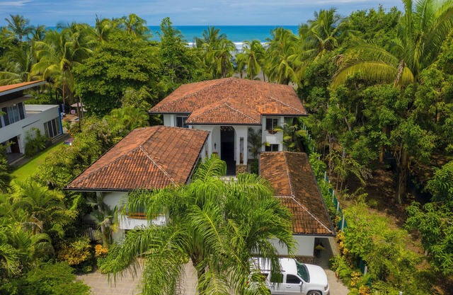 Beachfront Luxury Villa: Amazing Sunsets!