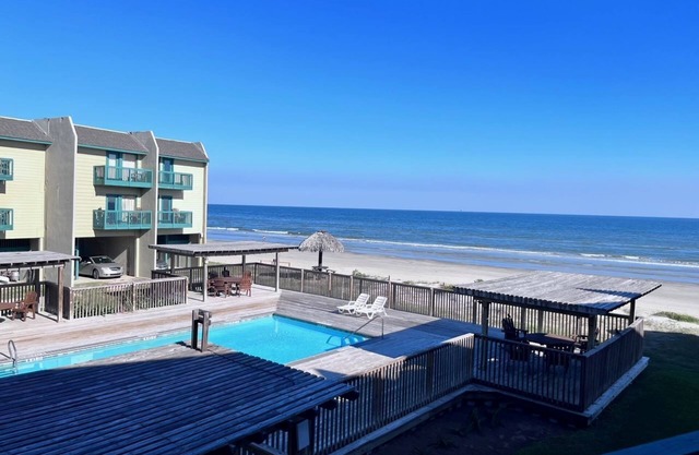 Beachfront One Bedroom Condo w/Seaside Pool. Pet Friendly! 2 or 7 night stay.