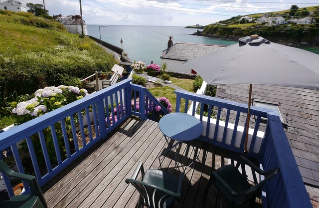 Beachside holiday home, extensive sea views, private garden and parking