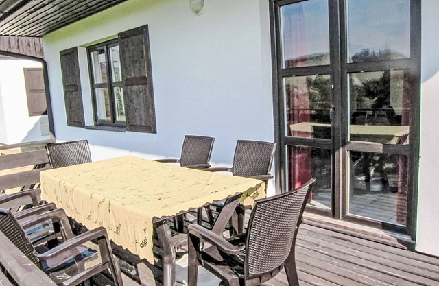 Beautiful private villa for 8 guests with WIFI, pool, TV, patio, pets allowed and panoramic view