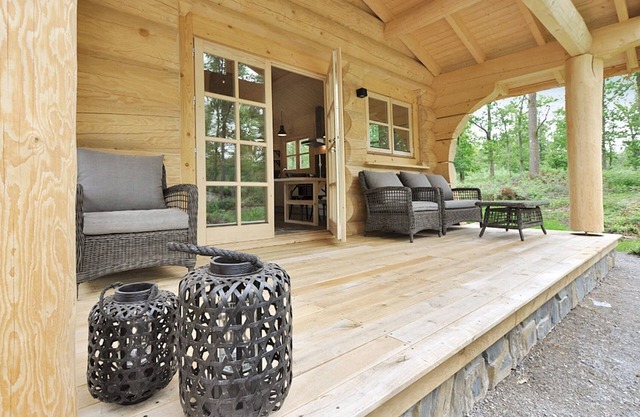 Beautiful and intimate cabin, open fireplace, close to nature. Pet friendly.