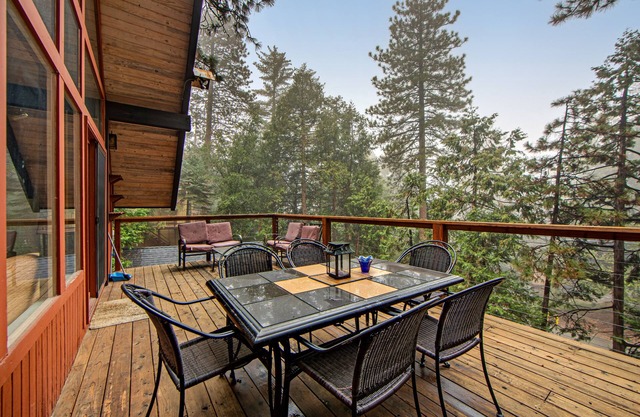 Beautiful, dog-friendly cabin with large decks, forest views, jetted tub, & more