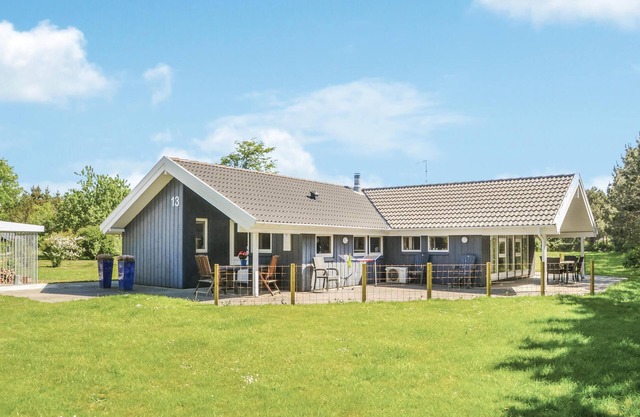 Beautiful home in Oksbøl with WiFi