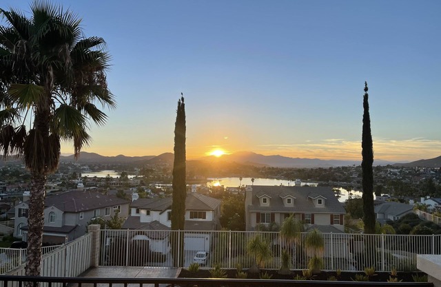 Beautiful lake and mtn views and close to Temecula wineries.