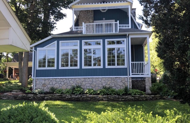 Beautiful Lakeside Cottage Near the Pool!