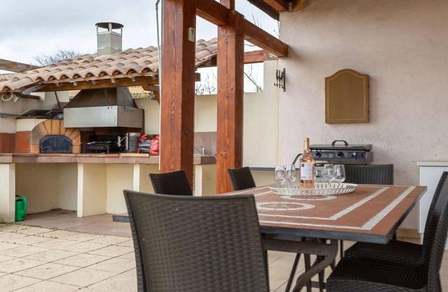 Beautiful private villa for 8 people with private pool, WIFI, A/C, TV and terrace