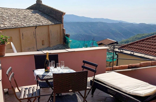 Beautiful private villa for 6 guests with WIFI, TV, terrace, pets allowed and panoramic view