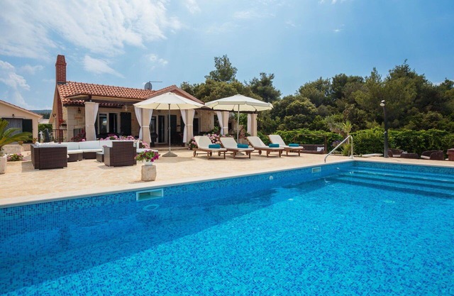 Beautiful private villa for 10 guests with WIFI, A/C, private pool, hot tub, TV and terrace