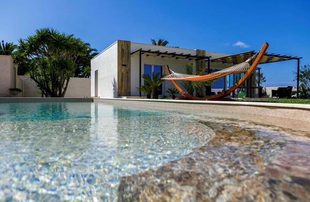 Beautiful private villa for 6 guests with WIFI, A/C, private pool, TV, patio and pets allowed