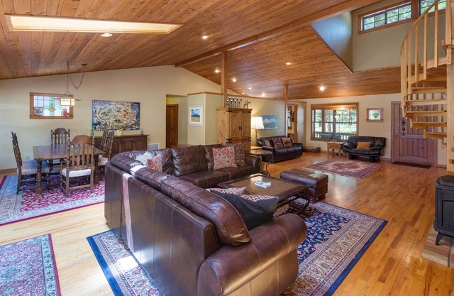 Beautiful Secluded Mountain Home on 2.5 Acres ~ Wildlife, Quiet, Close To Town!