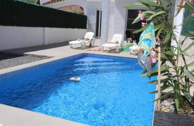 BEAUTIFUL VILLA 50 meters from the beach of RIUMAR + PRIVATE SWIMMING POOL, 6 people