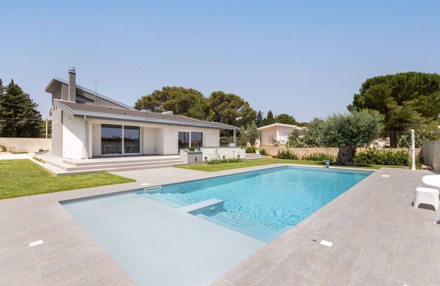 Beautiful villa for 4 guests with WIFI, A/C, private pool and TV