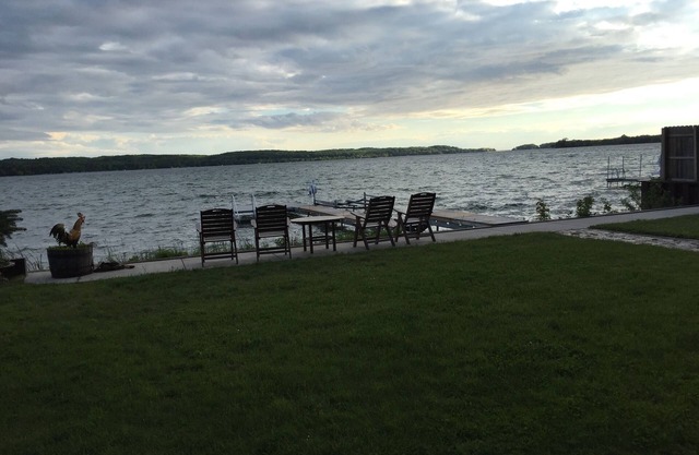 Beautiful Waterfront Family-Friendly Rustic Cottage on Portage Lake-Onekama, MI.