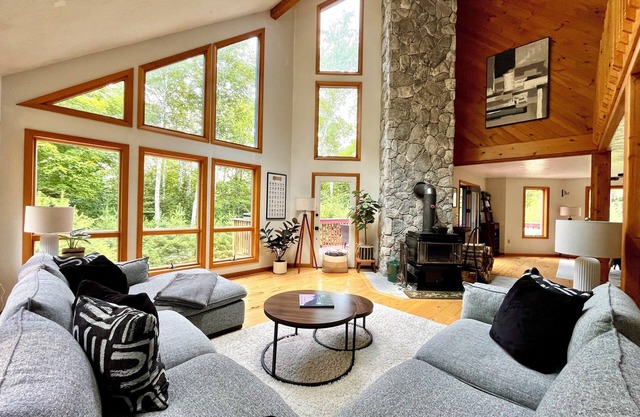 Birchwood Retreat: spacious & modern forest refuge