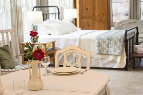 Bluebirds Nest 10 Min to AVL Biltmore hot tub cont bkfst sparkling water