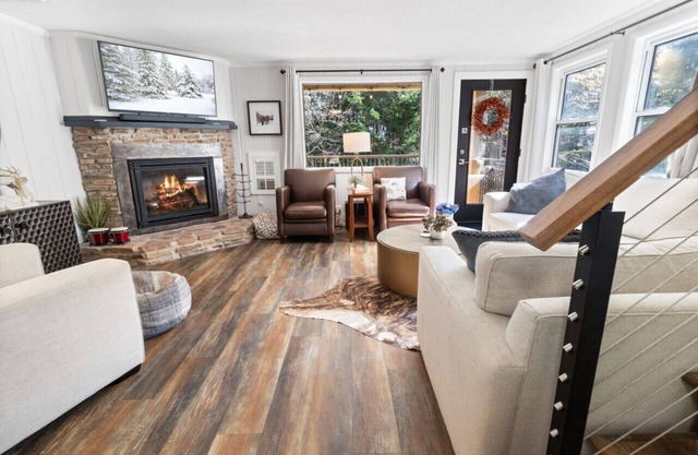 Boards & Bikes—Secluded Luxury Next to the Village (Treetop 29)