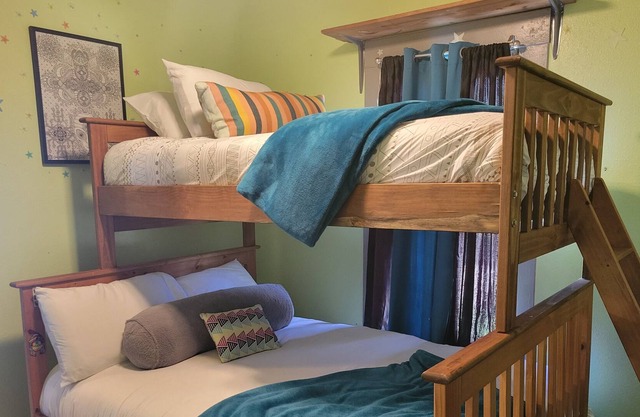 Boho Bungalow. 5 min from BOK, COX Center and Gathering Place.