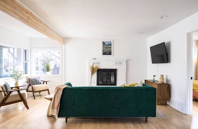 Bright & Modern Retreat - Sleeps 8 - Convenient Location