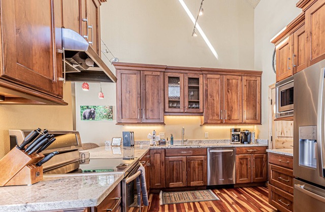 Bring Your Dog! Spacious Home, Views, Private Hot Tub, Near FreeBus, Garage-W/D-Grill-Wood Fireplace