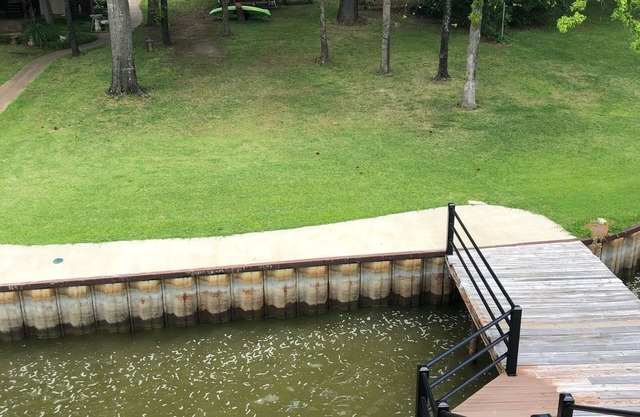 cabin on lakefront on cedar creek , tx
