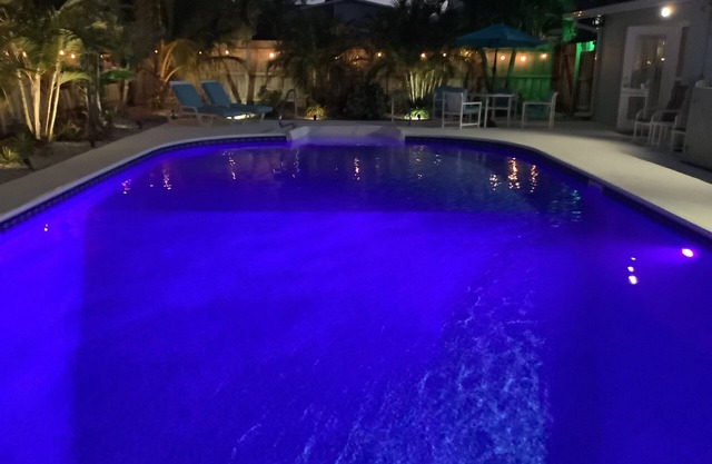 Cape Cabana & Villa/Heated Pool 80 degrees/Putt Putt Golf/5 min walk to Beach!