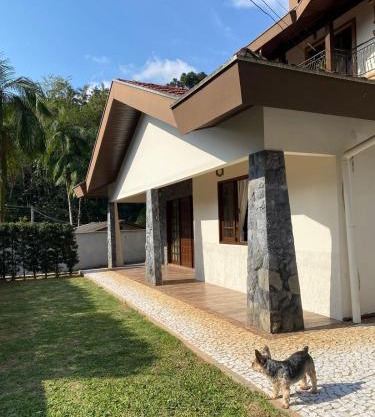 Casa ampla com área externa e estacionamento