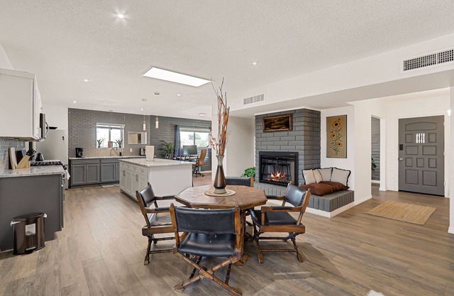 Casa Bella: Park-facing cozy central home 4 min from Airport & Malls. AC, WiFi.