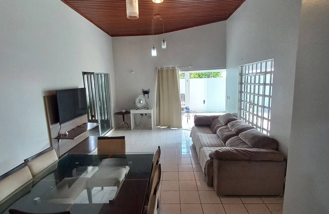 CASA COM PISCINA EM ÁREA NOBRE PRÓXIMO A PRAIA PARQUES RESTAURANTES E SHOPPING.