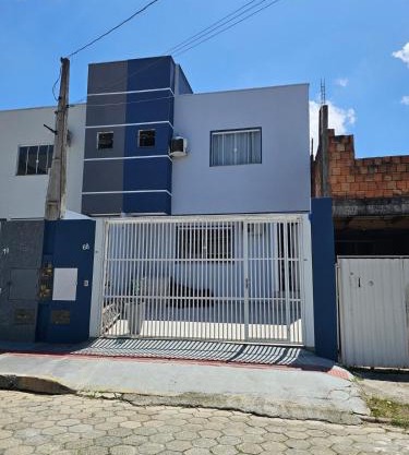 Casa Grande com Churrasqueira e Vaga para 2 carros