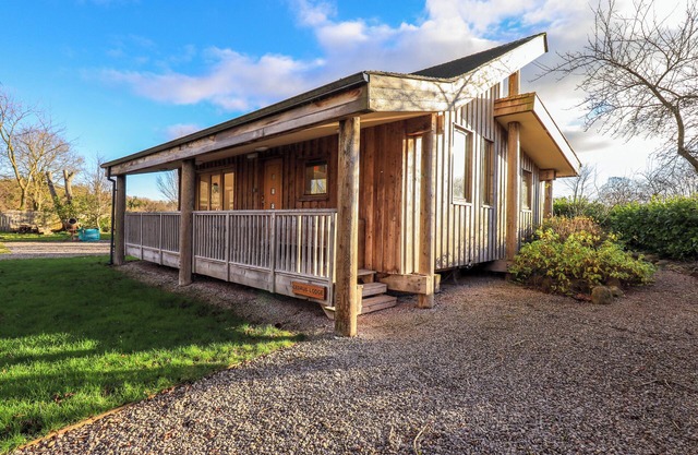 CEDRUS LODGE, pet friendly, character holiday cottage in Penrith