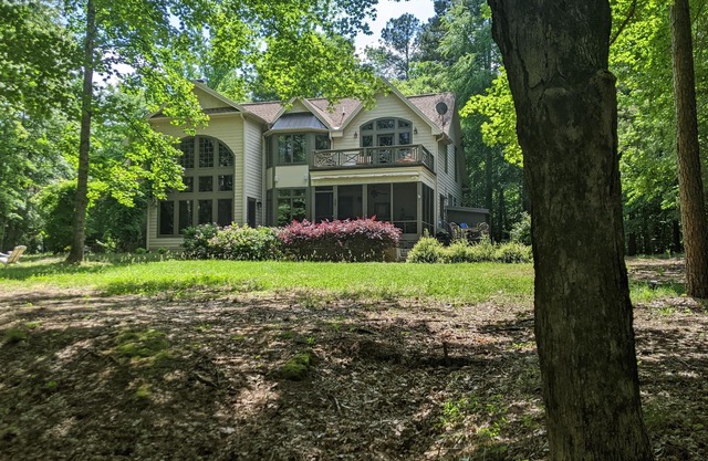 Celebrate Spring! Beautiful, custom Kerr Lake lodge home + private dock.