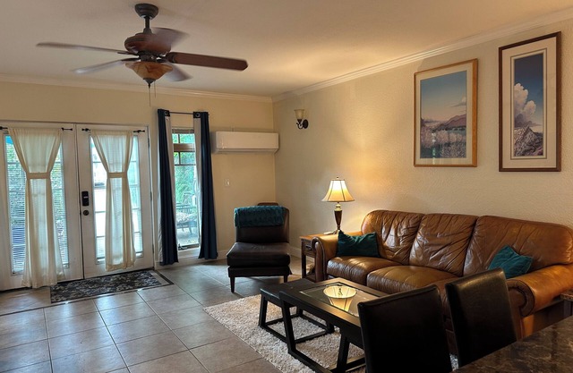 Charming 1-bedroom cottage in enjoyable Sacramento with AC, WiFi