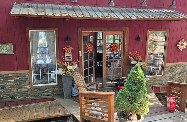 Charming 2+-bedroom cabin in West Jefferson with incredible views. PET FRIENDLY