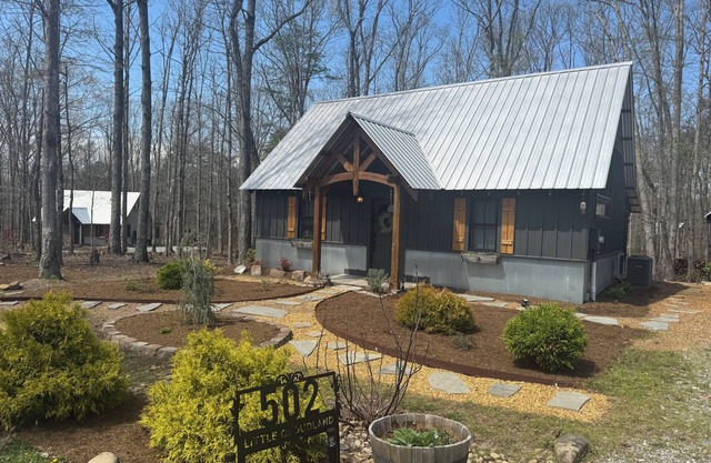 Charming 2-BR 1BA with private hot tub near McLemore, Cloudland Canyon State Pk.