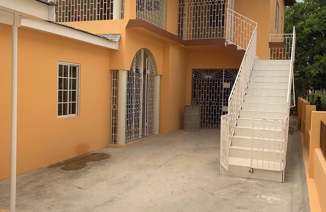 Charming 3-bedroom house with AC, WiFi in delightful Savanna La Mar