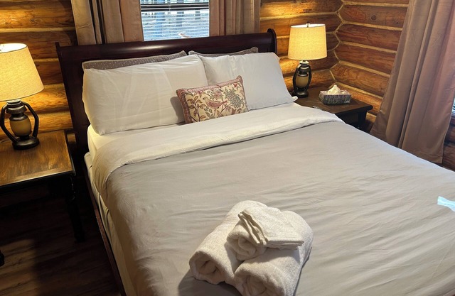 Charming 3-bedroom cabin in Eucha with WiFi and FirePit