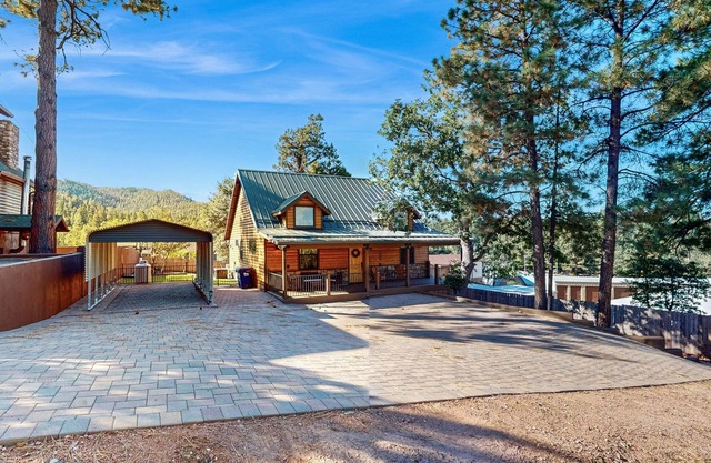 Charming cabin with hot tub near the Gila National Forest