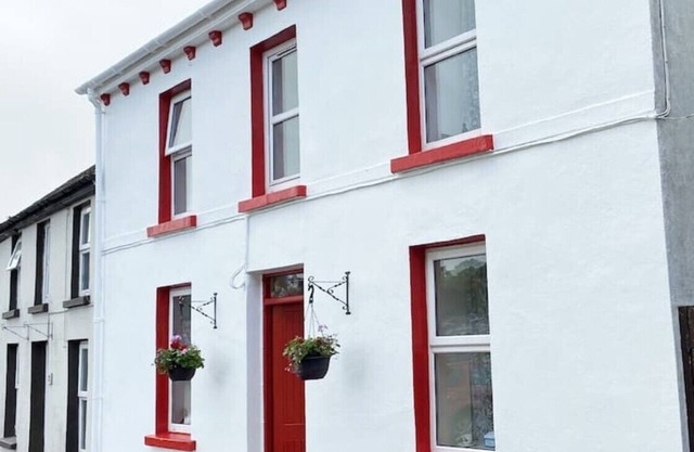 Charming cottage few mins walk from the waterfront and beach