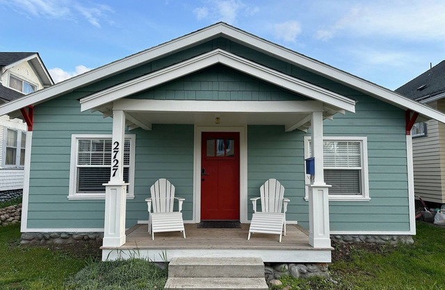 Charming Craftsman ~ Peaceful Home near Centennial Trail ~ Spacious & Private