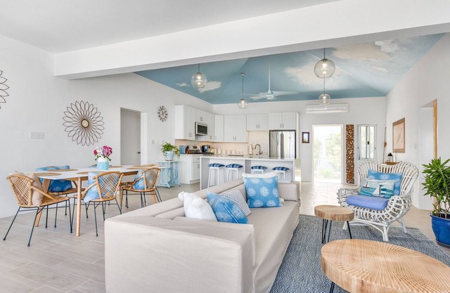 Charming Oceanview 4 Bedroom Villa- 5 Minute Hike to Secluded Beach