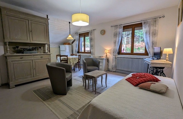 Charming Renovated Farmhouse, Near Ski Resorts & Hiking Trails, All-Inclusive, Close to Amenities