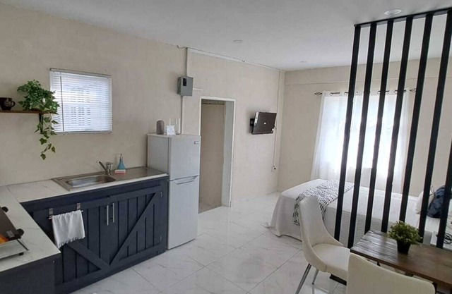 Charming studio in Maxwell. Walking distance to St. Lawrence Gap and Dover Beach