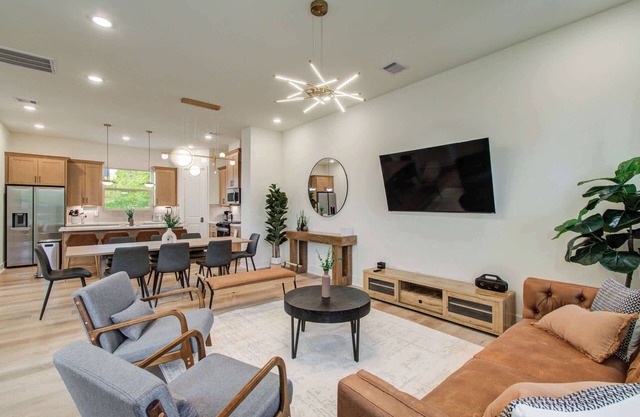 Chic & Central 3BD Townhouse, Mins to DT & Midtown