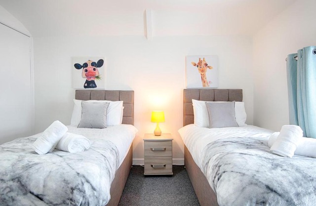 City Access - 3 Beds - Parking - Smart TVs